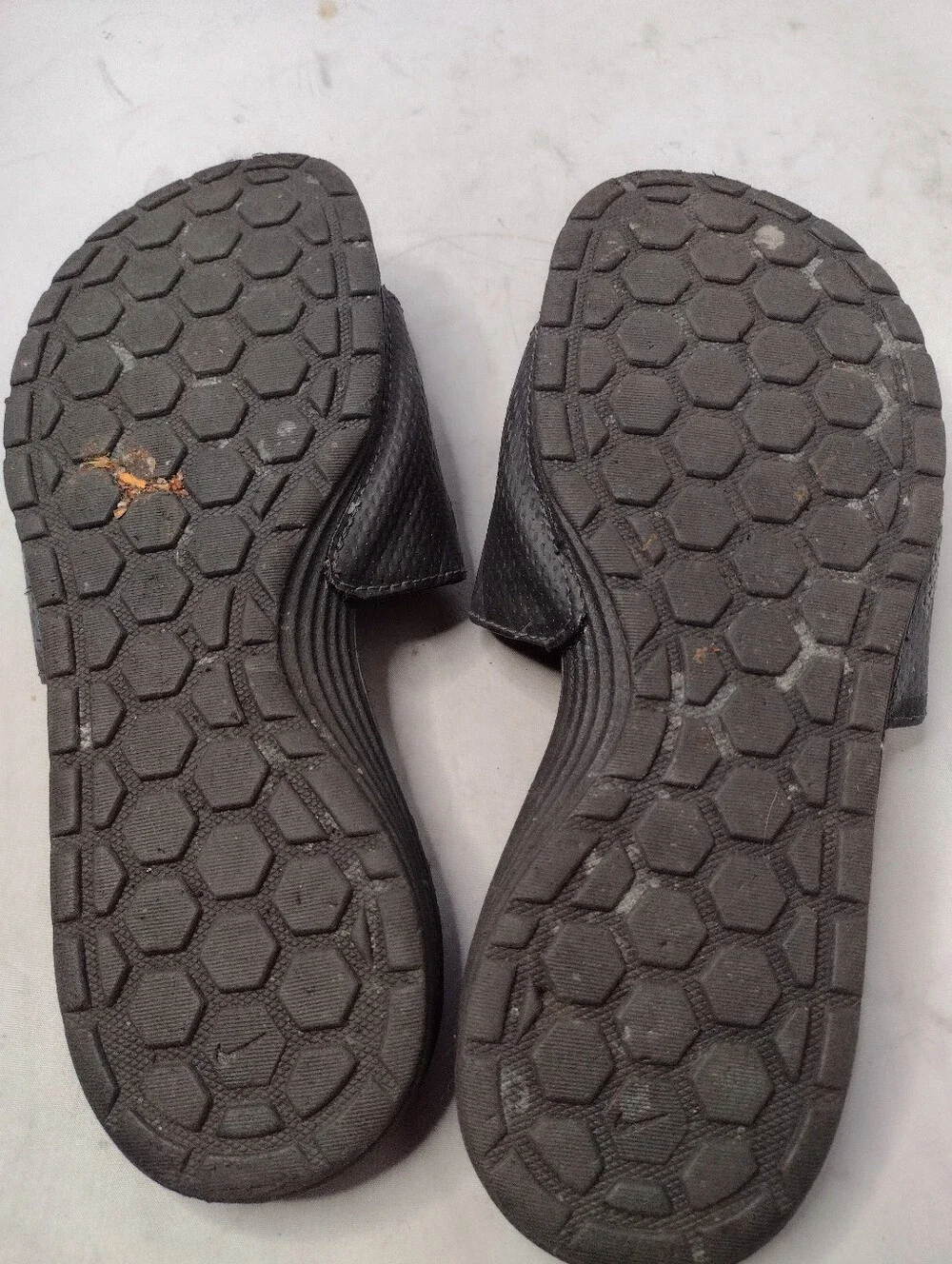 Nike Benassi Solarsoft Mens 9 Black Gray Comfort Slide Sandal A32
